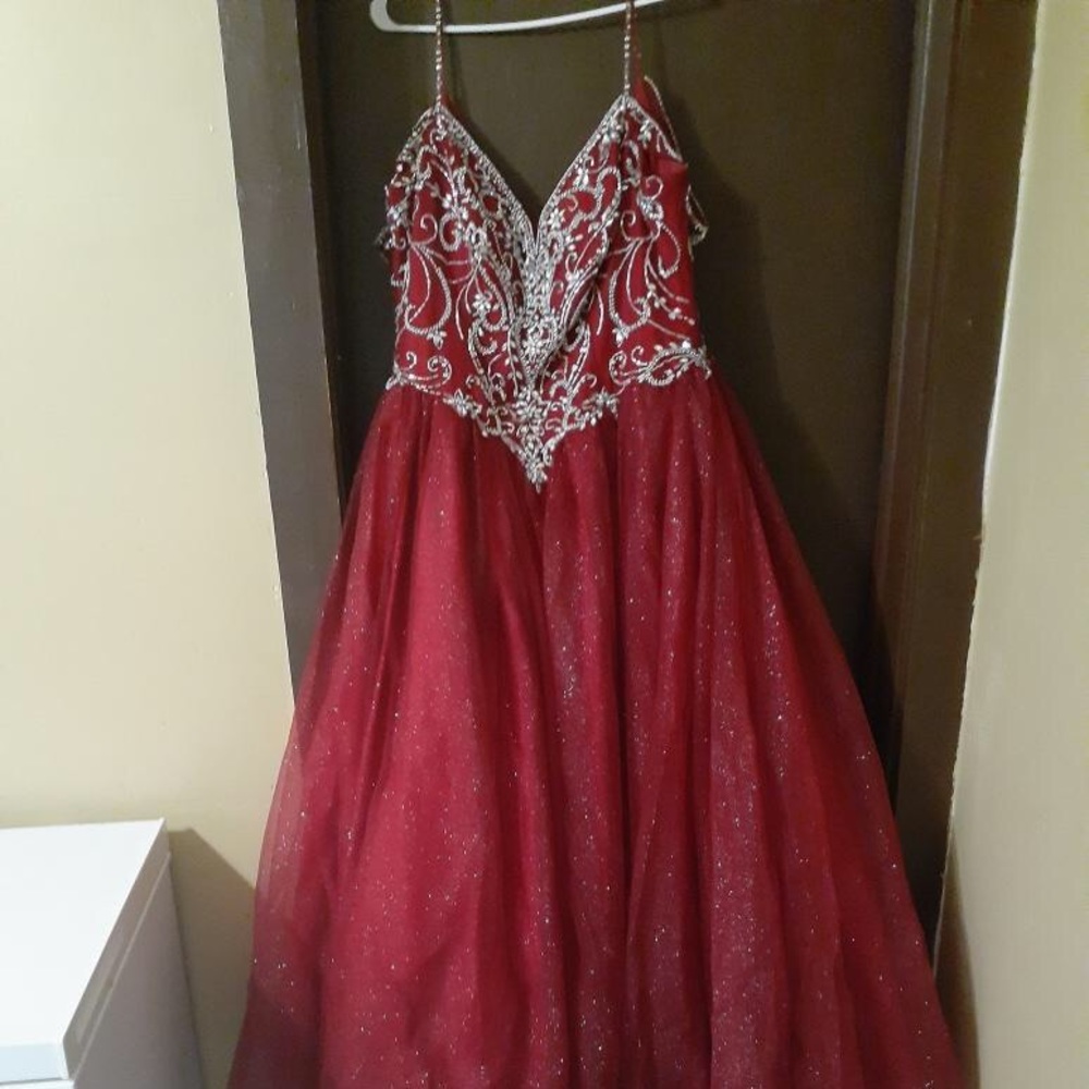 I’m selling my 3X prom dress it’s burgundy and silver